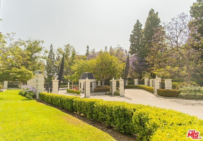 Building Photo - 2220 Ave of the Stars