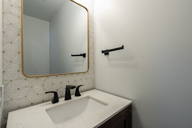 Building Photo - Beautiful 3 bedroom, 2.5 bathroom home in Gracywoods!