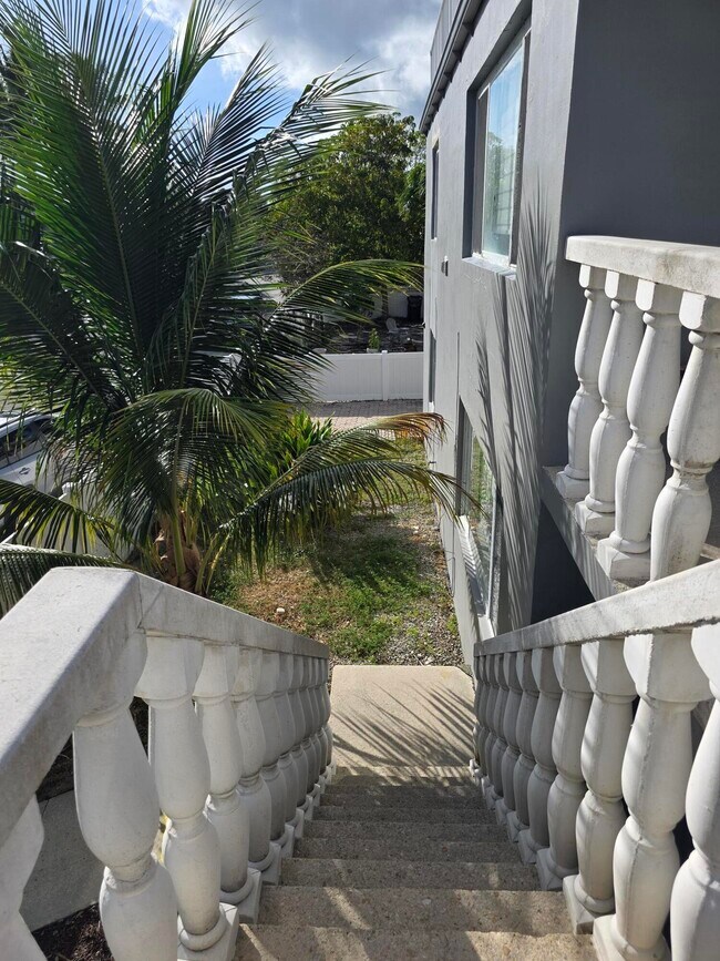 Building Photo - 201 S Lakeside Dr