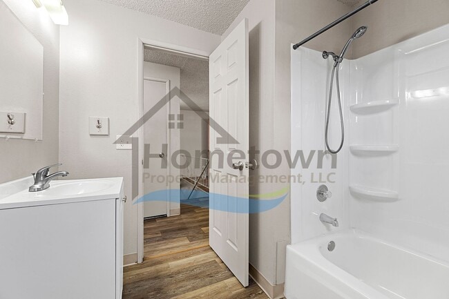 Building Photo - Large 4 Bedroom 2 Bathroom Home with Off S...