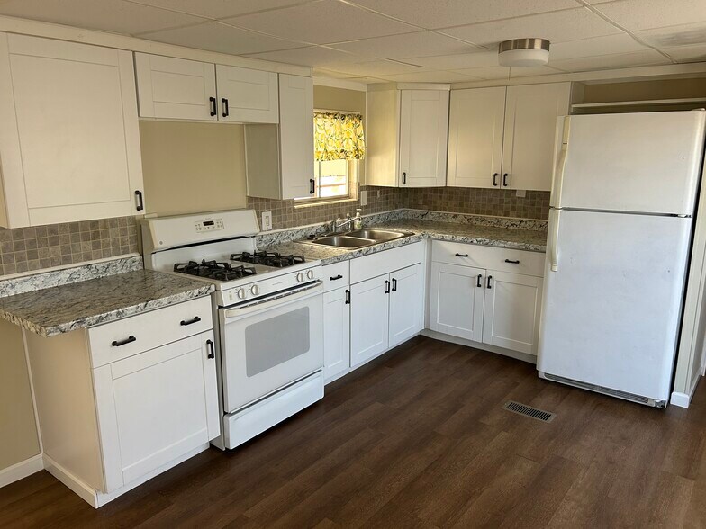 Kitchen - 5400 W Calle Cayeus