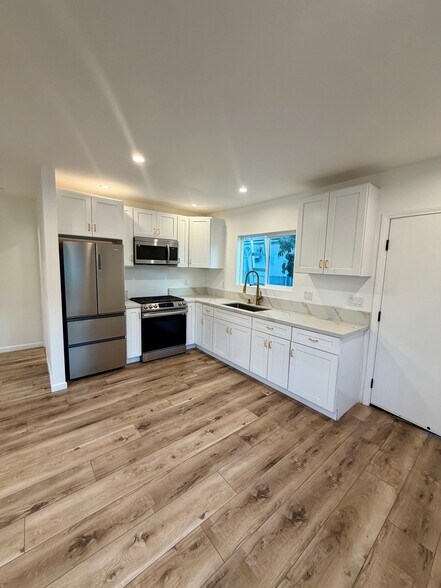 Kitchen - 1144 E Wilson Ave