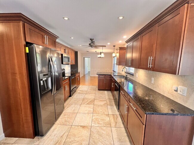 Building Photo - 807 Morocco Ave