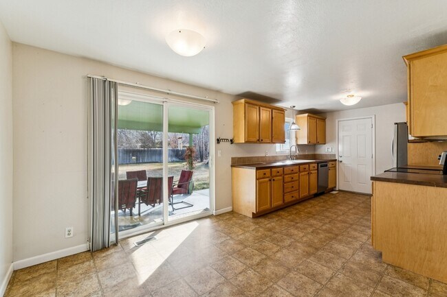 Building Photo - 420 S Five Mile Rd