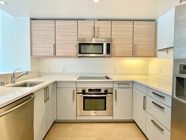 Building Photo - Full Service Luxury Living w/City Views, I...