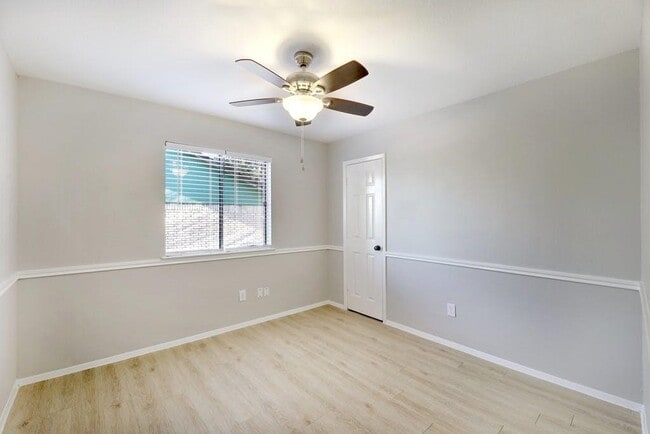 Building Photo - 1214 Doonesbury Dr