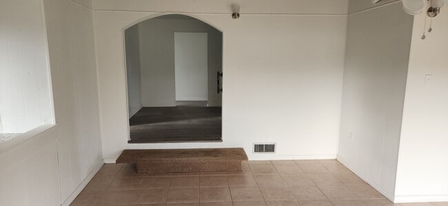 Building Photo - 205 Peninsula Rd