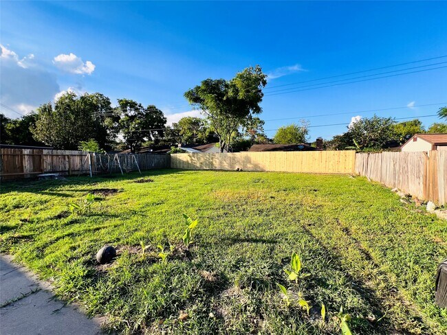 Building Photo - 9614 Ravensworth Dr