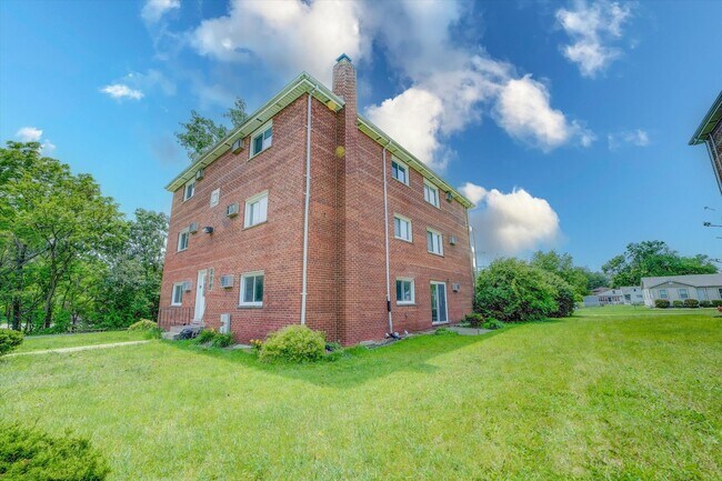 Building Photo - 16035 Laramie Ave