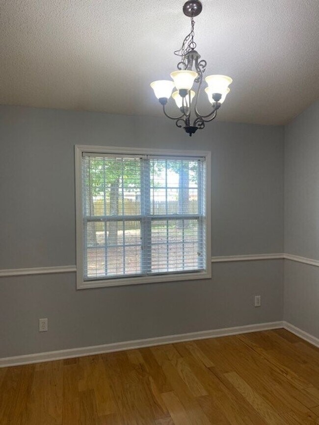 Building Photo - Welcome to this charming 3 bedroom, 2 bath...