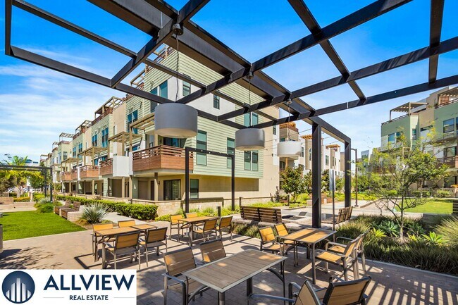 Building Photo - Gorgeous 4 Story Townhome Available in the Highly Desired 17 West Community!