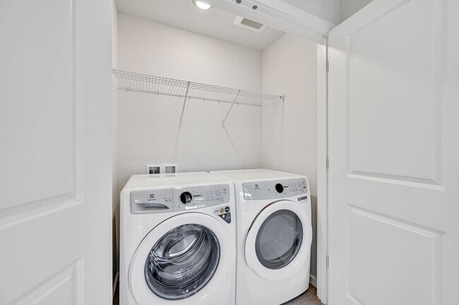 Building Photo - 4 Bed 3 Bath Townhouse for Rent!