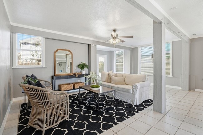 Building Photo - 818 Cedar Rd