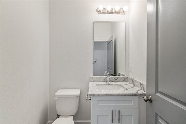 Building Photo - 5/5.5 Townhomes, Built 2024, Walk to stadium! Available August 2026!