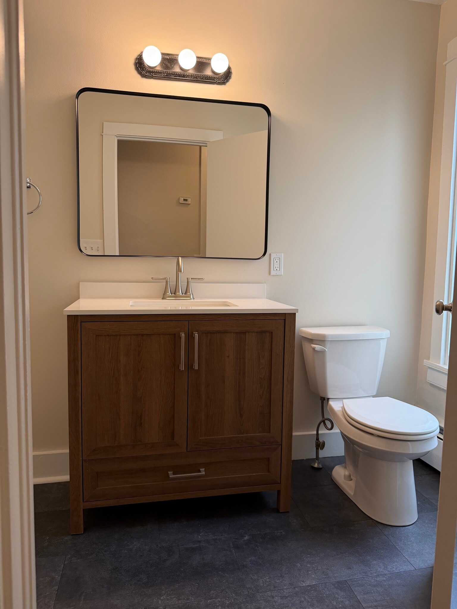 2nd Floor Full Bathroom - 654 Poplar St