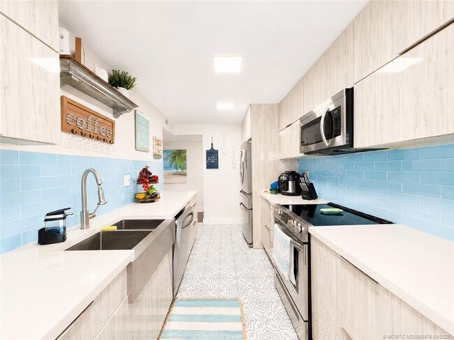Building Photo - 10044 S Ocean Dr
