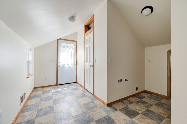 Building Photo - 639 S Pickard Ave