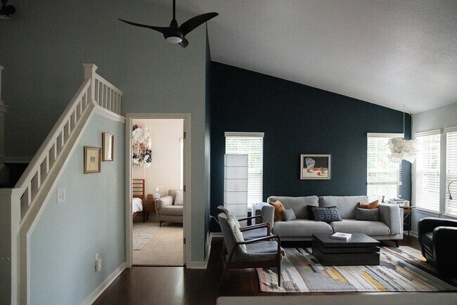 Building Photo - 2 BDR Gorgeous Updated Townhome with Huge Garden