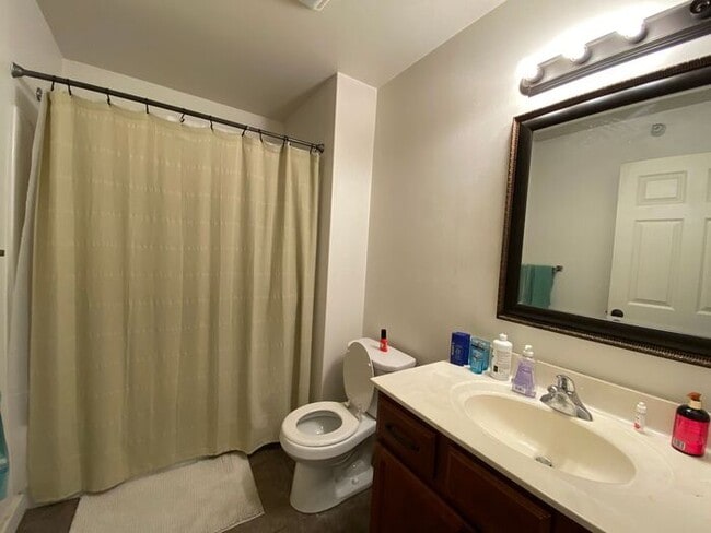 Building Photo - $4,400 | 5 Bedroom, 3 Bathroom Condo | NO ...