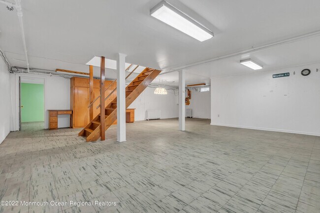 Building Photo - 11 Elm Ave