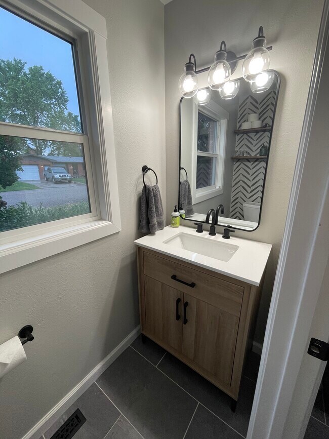 Building Photo - 2908 Meadowbrook Dr