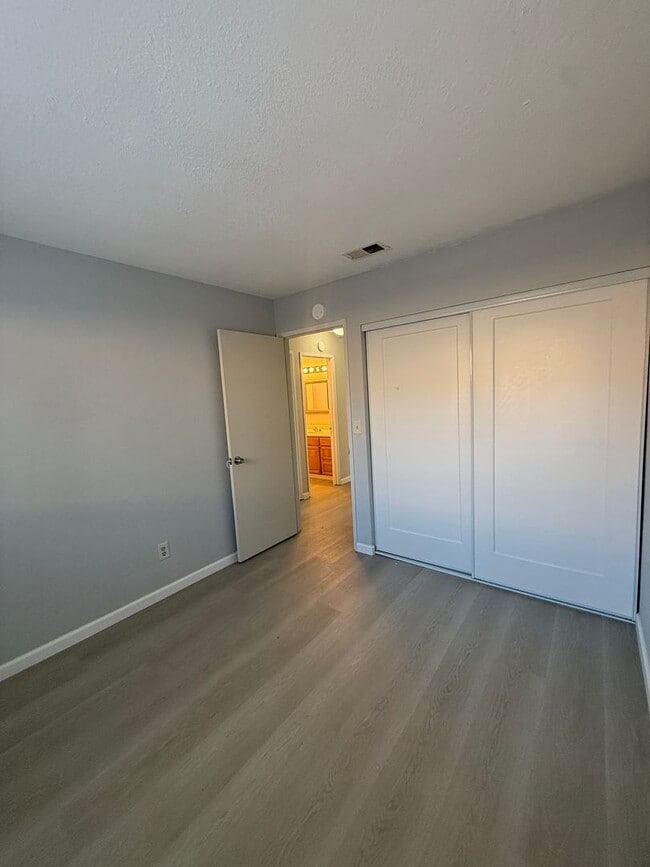 Building Photo - 2 bedroom / 1 bath