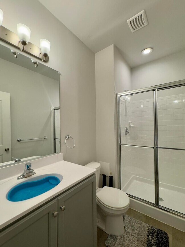 Building Photo - Charming 4 Bedroom/3.5 Bathroom in New WIn...