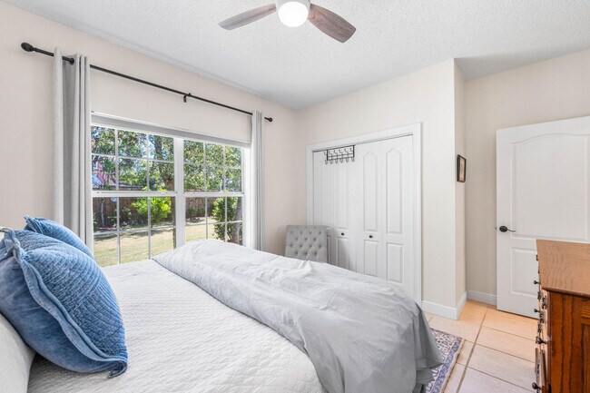 Building Photo - 220 Seabreeze Cir