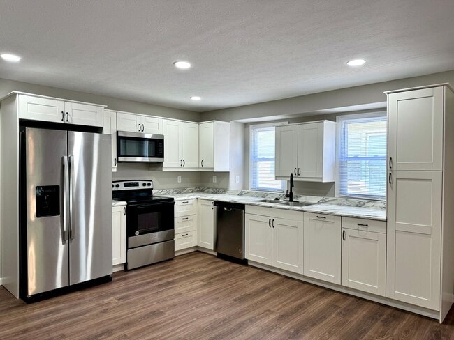 Building Photo - Charming & Fully Remodeled 2-Bed Gem – You...
