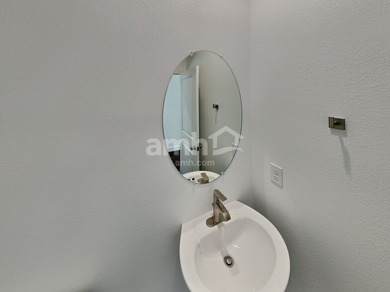 Building Photo - 104 Island Plumeria Ln