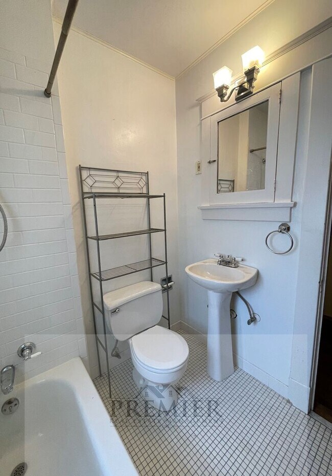 Building Photo - 4545 Fairmount Ave