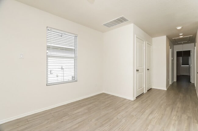 Building Photo - Adorable 3 bedroom 2 bathroom house!