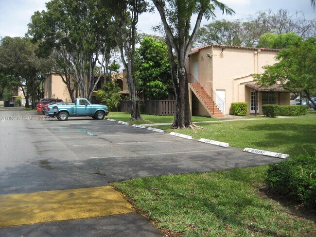 Building Photo - 10810 N Kendall Dr