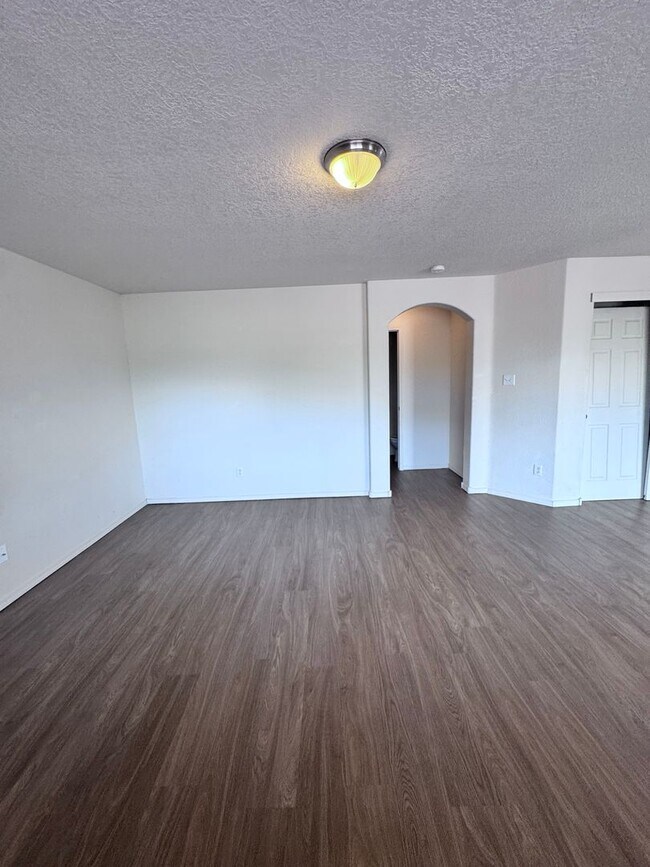 Building Photo - 4 bedroom 2.5 bath home-New Flooring