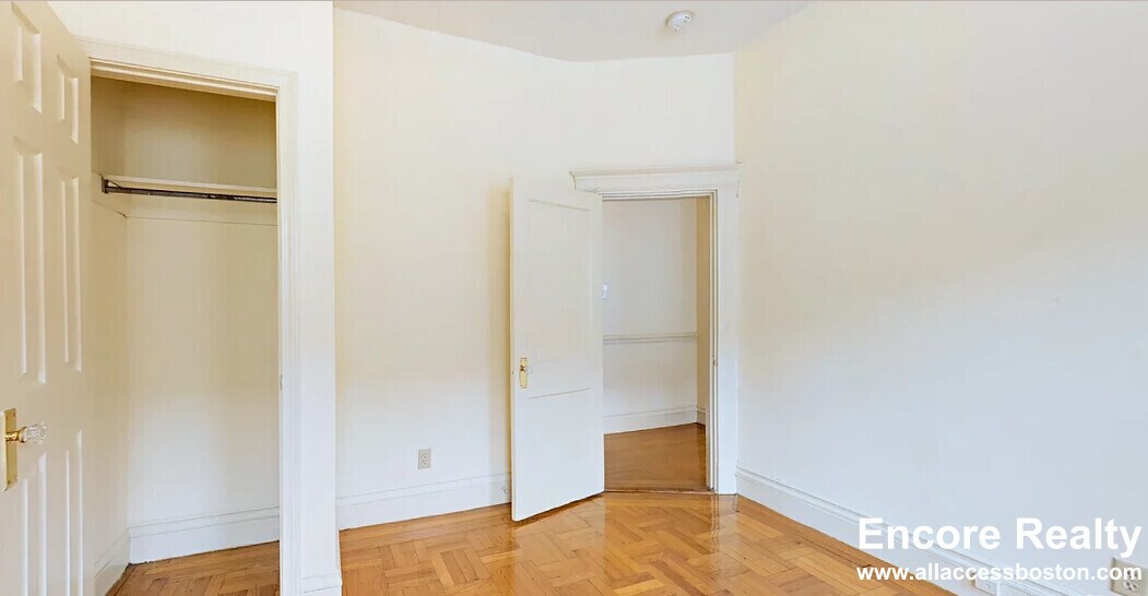 Building Photo - 54 Queensberry St