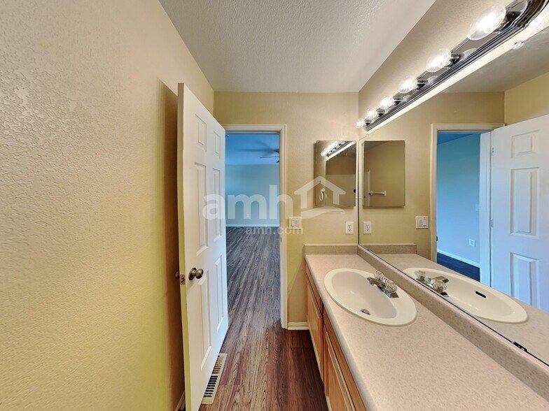Building Photo - 3862 S Quatar Way