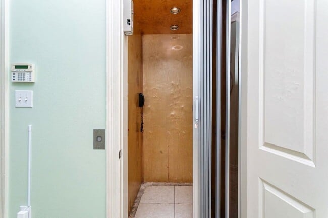 Building Photo - 6727 Kiva Way