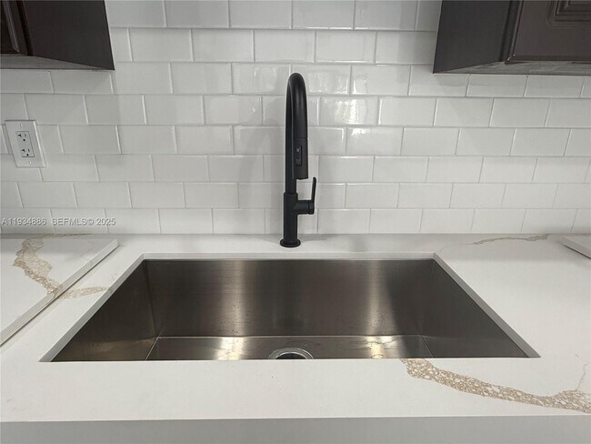 Building Photo - 210 Lakeview Dr