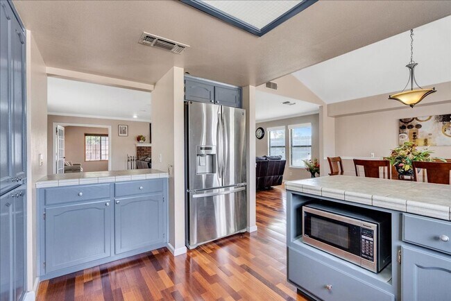 Building Photo - This home is loaded with upgrades and space in North Hanford.  Call today!