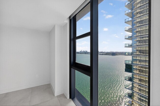 Building Photo - 700 NE 24th St