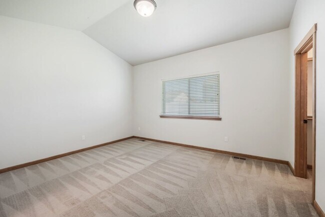 Building Photo - 3 bed 2 bath Crown Pointe Neighborhood with A/C