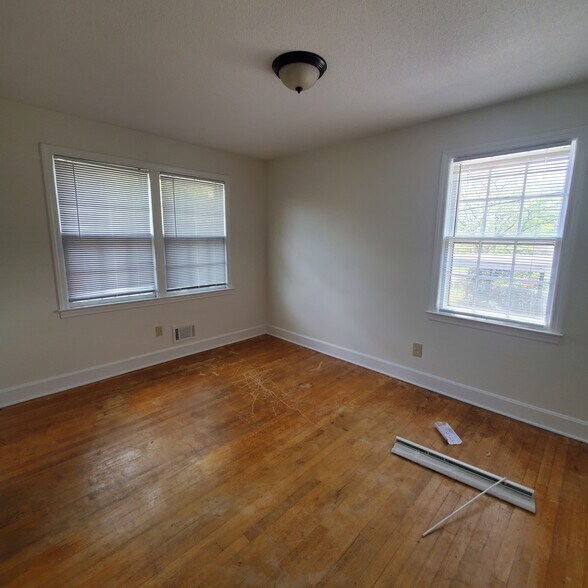 Building Photo - 301 W Lakeside Ave