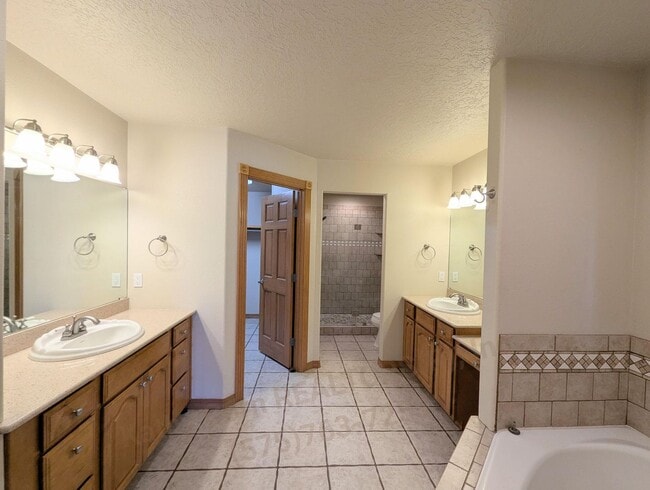 Building Photo - Luxurious Relaxation in Raintree