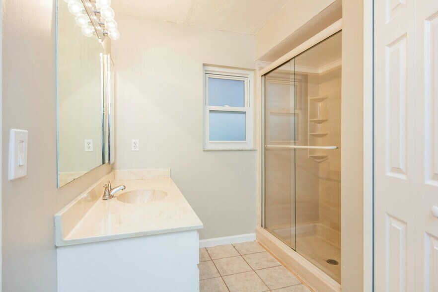 Building Photo - 923 SE 19th St