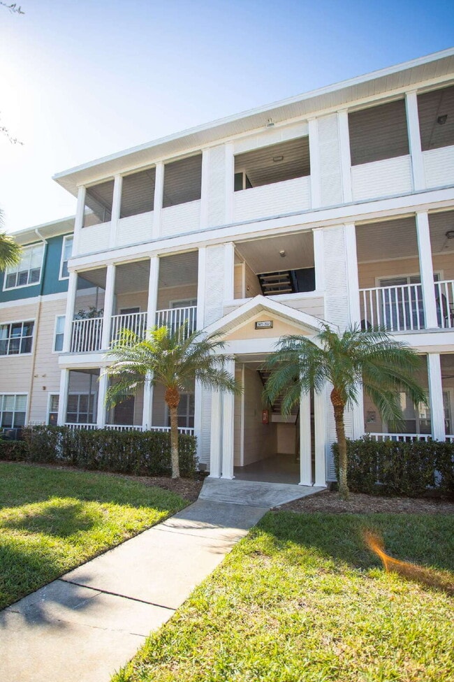 Building Photo - Gorgeous Condo near beaches, shopping and highways