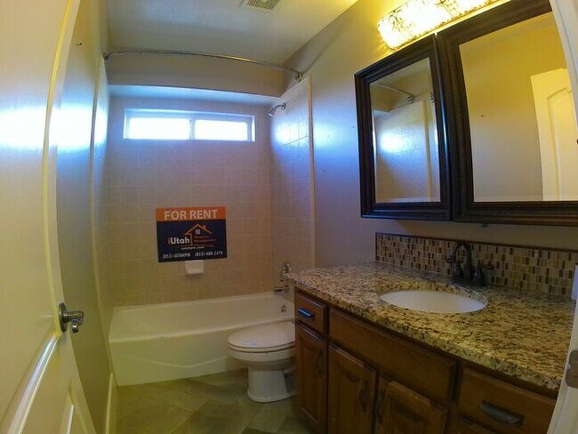 Building Photo - 5 bdrm 3bth Home 3 Car Garage Some utilities included