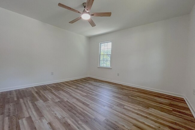 Building Photo - Modern 2BR/1.5BA Property with Renovated Interior and Unique Bonus Spaces