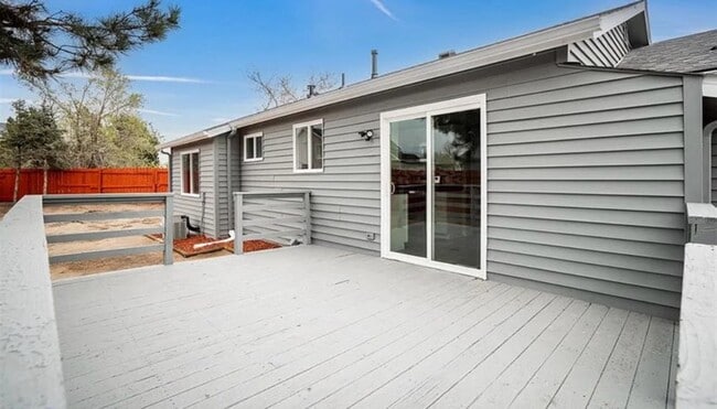 Building Photo - Beautifully Remodeled 2 Bed 1 Bathroom Home!