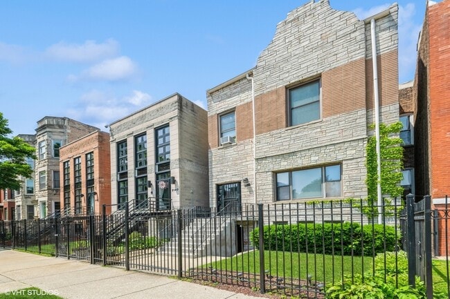 Primary Photo - 3136 S Prairie Ave