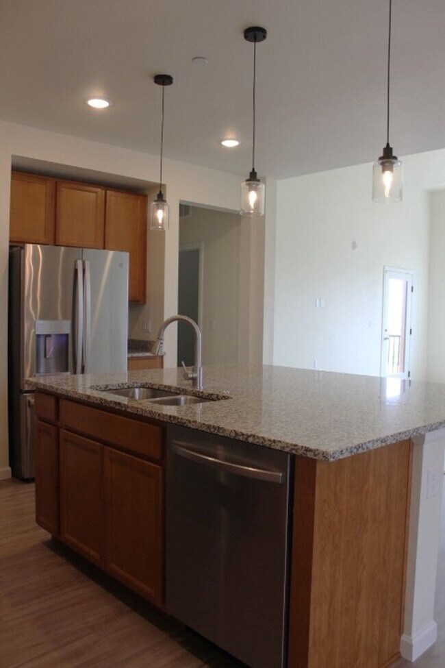 Building Photo - Chatfield Bluffs Condo w/ 3 BR/3 BA!!